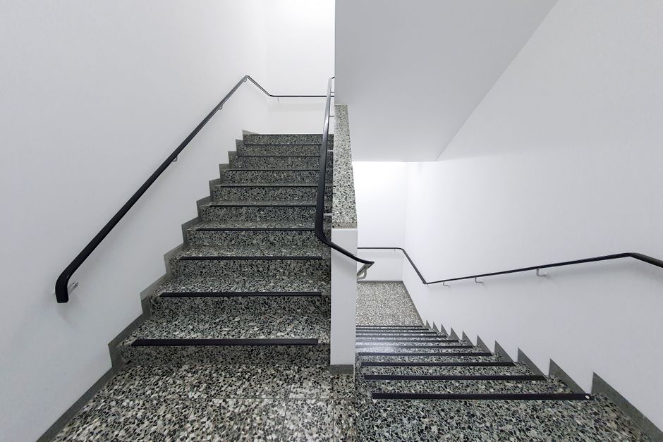 monte-escalier à Saïx