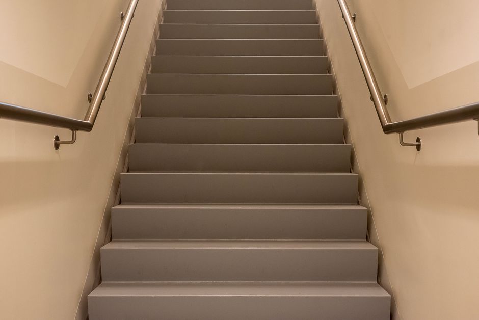 monte-escalier à Cunac